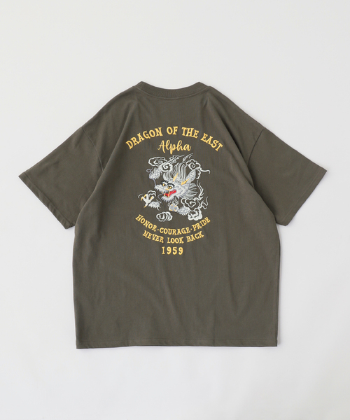 Alpha Industries（アルファインダストリーズ）の「ALPHA INDUSTRIES / アルファ インダストリーズ DRAGON OF THE EAST Tee（Tシャツ/カットソー・メンズ・ブラック/カーキ/ホワイト・X-LARGE/LARGE/MEDIUM/XX-LARGE/SMALL）」の4枚目の写真