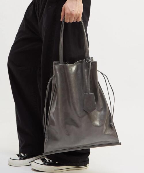 CONVERSE TOKYO（コンバーストウキョウ）の「【CONVERSE TOKYO】＜UNISEX＞ SYNTHETIC LEATHER GATHERED TOTE BAG / ユニセックス /シンセティックレザー ギャザー トートバッグ / A4収納可能 / 15インチPC収納 / キーチャーム付属（トートバッグ・レディース・グレー/ブラウン/ブラック・FREE）」の7枚目の写真