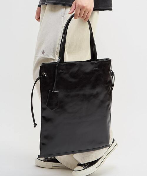 CONVERSE TOKYO（コンバーストウキョウ）の「【CONVERSE TOKYO】＜UNISEX＞ SYNTHETIC LEATHER GATHERED TOTE BAG / ユニセックス /シンセティックレザー ギャザー トートバッグ / A4収納可能 / 15インチPC収納 / キーチャーム付属（トートバッグ・レディース・グレー/ブラウン/ブラック・FREE）」の8枚目の写真