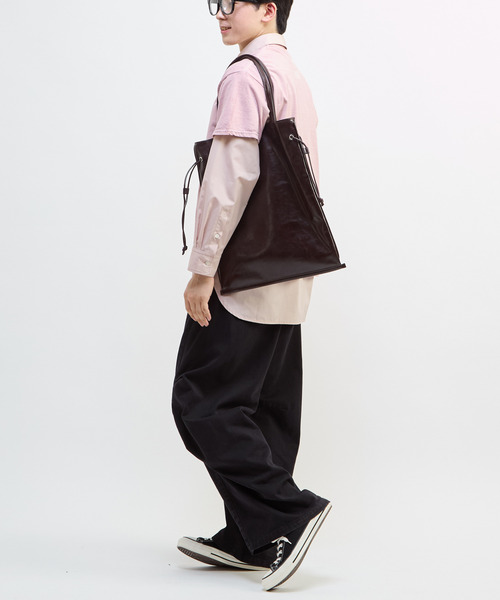 CONVERSE TOKYO（コンバーストウキョウ）の「【CONVERSE TOKYO】＜UNISEX＞ SYNTHETIC LEATHER GATHERED TOTE BAG / ユニセックス /シンセティックレザー ギャザー トートバッグ / A4収納可能 / 15インチPC収納 / キーチャーム付属（トートバッグ・レディース・グレー/ブラウン/ブラック・FREE）」の11枚目の写真