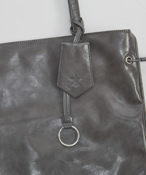 CONVERSE TOKYO（コンバーストウキョウ）の「【CONVERSE TOKYO】＜UNISEX＞ SYNTHETIC LEATHER GATHERED TOTE BAG / ユニセックス /シンセティックレザー ギャザー トートバッグ / A4収納可能 / 15インチPC収納 / キーチャーム付属（トートバッグ・レディース・グレー/ブラウン/ブラック・FREE）」の12枚目の写真