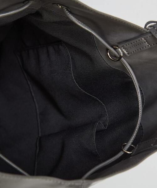 CONVERSE TOKYO（コンバーストウキョウ）の「【CONVERSE TOKYO】＜UNISEX＞ SYNTHETIC LEATHER GATHERED TOTE BAG / ユニセックス /シンセティックレザー ギャザー トートバッグ / A4収納可能 / 15インチPC収納 / キーチャーム付属（トートバッグ・レディース・グレー/ブラウン/ブラック・FREE）」の6枚目の写真