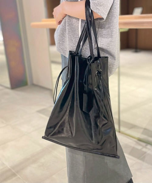 CONVERSE TOKYO（コンバーストウキョウ）の「【CONVERSE TOKYO】＜UNISEX＞ SYNTHETIC LEATHER GATHERED TOTE BAG / ユニセックス /シンセティックレザー ギャザー トートバッグ / A4収納可能 / 15インチPC収納 / キーチャーム付属（トートバッグ・レディース・グレー/ブラウン/ブラック・FREE）」の2枚目の写真