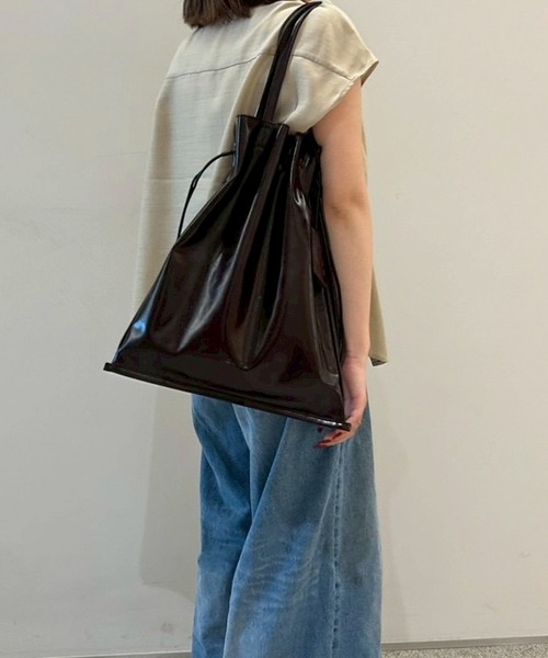 CONVERSE TOKYO（コンバーストウキョウ）の「【CONVERSE TOKYO】＜UNISEX＞ SYNTHETIC LEATHER GATHERED TOTE BAG / ユニセックス /シンセティックレザー ギャザー トートバッグ / A4収納可能 / 15インチPC収納 / キーチャーム付属（トートバッグ・レディース・グレー/ブラウン/ブラック・FREE）」の13枚目の写真