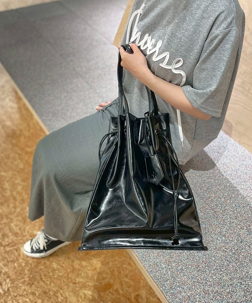 CONVERSE TOKYO（コンバーストウキョウ）の「【CONVERSE TOKYO】＜UNISEX＞ SYNTHETIC LEATHER GATHERED TOTE BAG / ユニセックス /シンセティックレザー ギャザー トートバッグ / A4収納可能 / 15インチPC収納 / キーチャーム付属（トートバッグ・レディース・グレー/ブラウン/ブラック・FREE）」の14枚目の写真