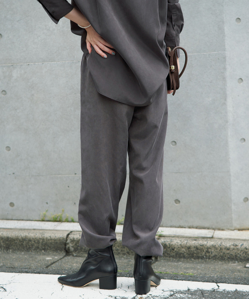 IENA（イエナ）の「フィブリルキュプラミックスジョガーパンツ（その他パンツ・レディース・チャコールグレー/カーキ・38/36）」の3枚目の写真