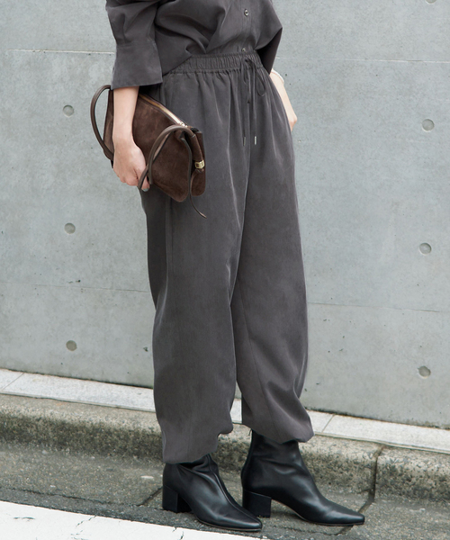 IENA（イエナ）の「フィブリルキュプラミックスジョガーパンツ（その他パンツ・レディース・チャコールグレー/カーキ・38/36）」の4枚目の写真