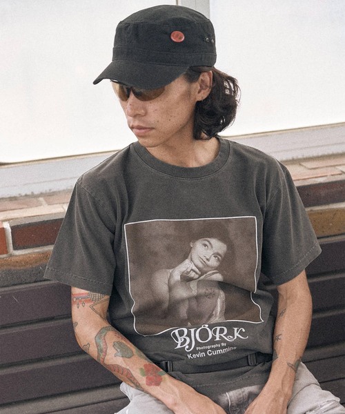 PULP/417EDIFICE（パルプフォーワンセブンエディフィス）の「BJORK PHOTO TEE "PORTRAIT" 2 by Kevin Cummins（Tシャツ/カットソー・メンズ・ブラック/ホワイト・LARGE/X-LARGE/SMALL/MEDIUM）」の22枚目の写真