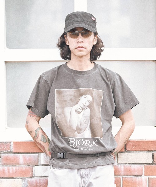 PULP/417EDIFICE（パルプフォーワンセブンエディフィス）の「BJORK PHOTO TEE "PORTRAIT" 2 by Kevin Cummins（Tシャツ/カットソー・メンズ・ブラック/ホワイト・LARGE/X-LARGE/SMALL/MEDIUM）」の13枚目の写真