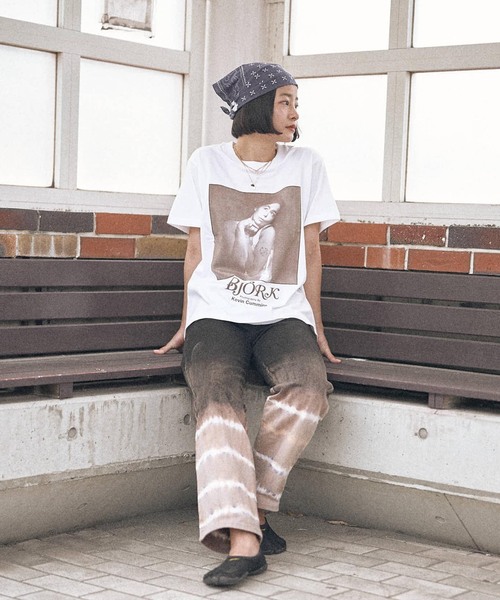 PULP/417EDIFICE（パルプフォーワンセブンエディフィス）の「BJORK PHOTO TEE "PORTRAIT" 2 by Kevin Cummins（Tシャツ/カットソー・メンズ・ブラック/ホワイト・LARGE/X-LARGE/SMALL/MEDIUM）」の14枚目の写真