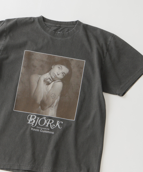 PULP/417EDIFICE（パルプフォーワンセブンエディフィス）の「BJORK PHOTO TEE "PORTRAIT" 2 by Kevin Cummins（Tシャツ/カットソー・メンズ・ブラック/ホワイト・LARGE/X-LARGE/SMALL/MEDIUM）」の7枚目の写真