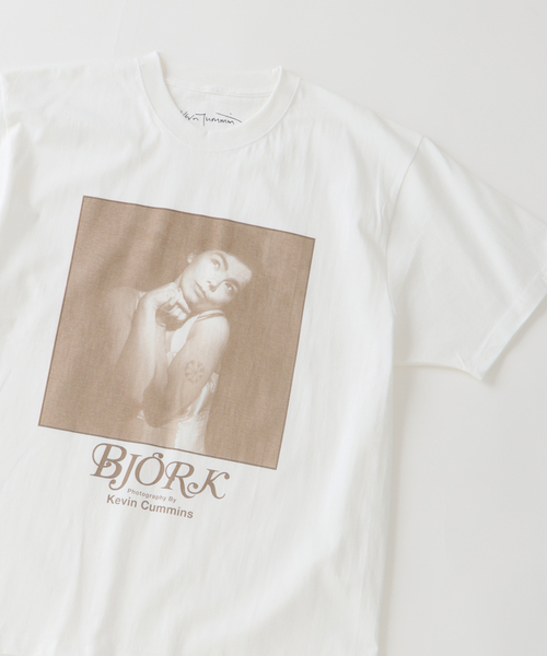 PULP/417EDIFICE（パルプフォーワンセブンエディフィス）の「BJORK PHOTO TEE "PORTRAIT" 2 by Kevin Cummins（Tシャツ/カットソー・メンズ・ブラック/ホワイト・LARGE/X-LARGE/SMALL/MEDIUM）」の10枚目の写真