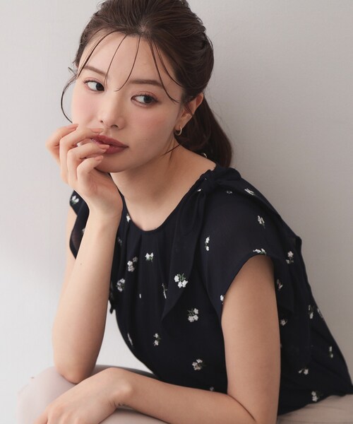 index（インデックス）の「2wayフリルリボン刺繍ブラウス【洗濯機OK／イージーアイロン】（シャツ/ブラウス・レディース・ベージュ系その他4/ネイビー系・38）」の2枚目の写真