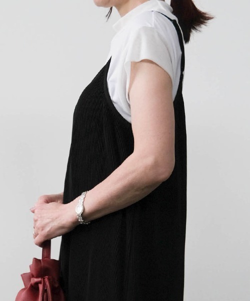 aquagarage(アクアガレージ)の「カットオフプリーツキャミワンピース(ワンピース・レディース・ブラック・S/M2/M)」の6枚目の写真