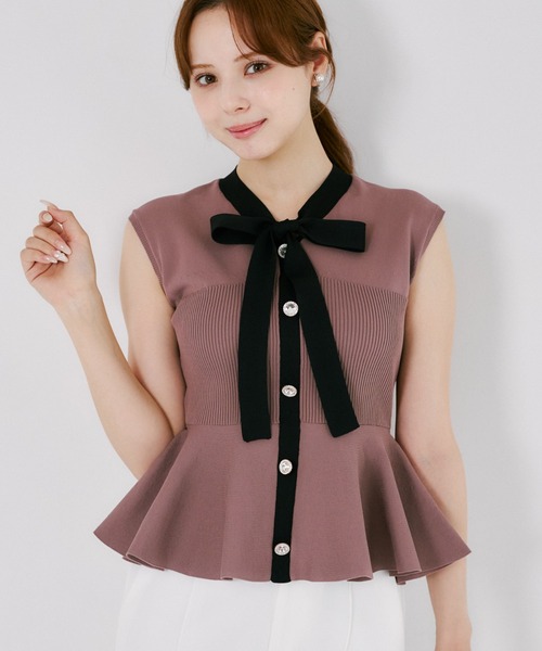 tocco closet(トッコ クローゼット)の「ボウタイリボン付き配色ペプラムニットプルオーバー(ニット/セーター・レディース・ブラック/ピンク系/オフホワイト・M)」の3枚目の写真