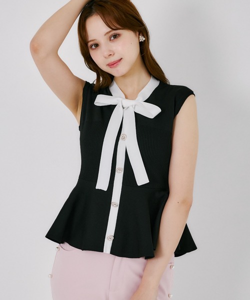 tocco closet(トッコ クローゼット)の「ボウタイリボン付き配色ペプラムニットプルオーバー(ニット/セーター・レディース・ブラック/ピンク系/オフホワイト・M)」の2枚目の写真