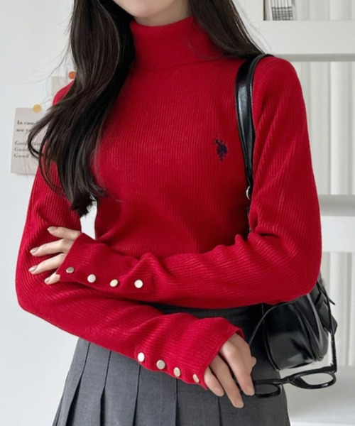 U.S. POLO ASSN.（ユーエスポロアッスン）の「【Ada.別注 U.S. POLO ASSN】袖金ボタン タートルネック リブ ニット（ニット/セーター・レディース・ブラック/レッド/アイボリー・M/S）」の3枚目の写真