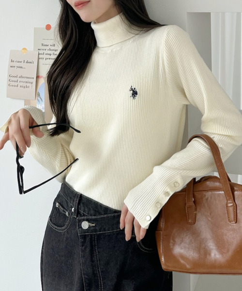U.S. POLO ASSN.（ユーエスポロアッスン）の「【Ada.別注 U.S. POLO ASSN】袖金ボタン タートルネック リブ ニット（ニット/セーター・レディース・ブラック/レッド/アイボリー・M/S）」の2枚目の写真