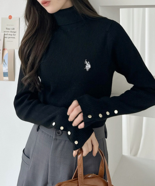 U.S. POLO ASSN.（ユーエスポロアッスン）の「【Ada.別注 U.S. POLO ASSN】袖金ボタン タートルネック リブ ニット（ニット/セーター・レディース・ブラック/レッド/アイボリー・M/S）」の7枚目の写真