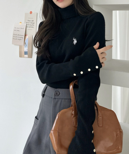U.S. POLO ASSN.（ユーエスポロアッスン）の「【Ada.別注 U.S. POLO ASSN】袖金ボタン タートルネック リブ ニット（ニット/セーター・レディース・ブラック/レッド/アイボリー・M/S）」の8枚目の写真