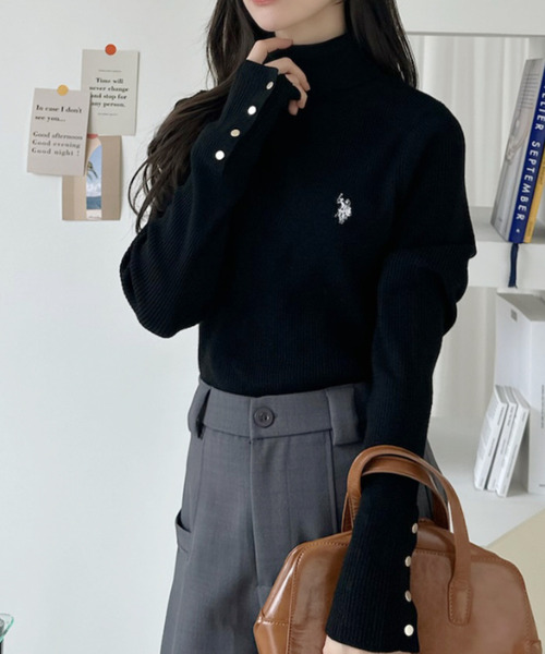 U.S. POLO ASSN.（ユーエスポロアッスン）の「【Ada.別注 U.S. POLO ASSN】袖金ボタン タートルネック リブ ニット（ニット/セーター・レディース・ブラック/レッド/アイボリー・M/S）」の9枚目の写真