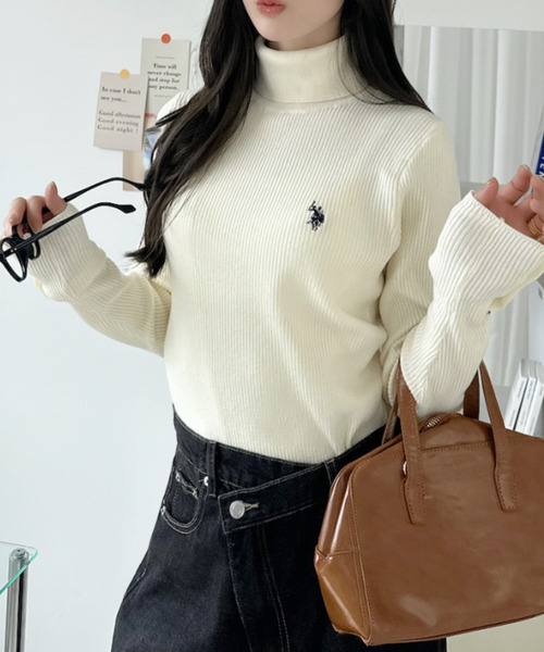 U.S. POLO ASSN.（ユーエスポロアッスン）の「【Ada.別注 U.S. POLO ASSN】袖金ボタン タートルネック リブ ニット（ニット/セーター・レディース・ブラック/レッド/アイボリー・M/S）」の13枚目の写真