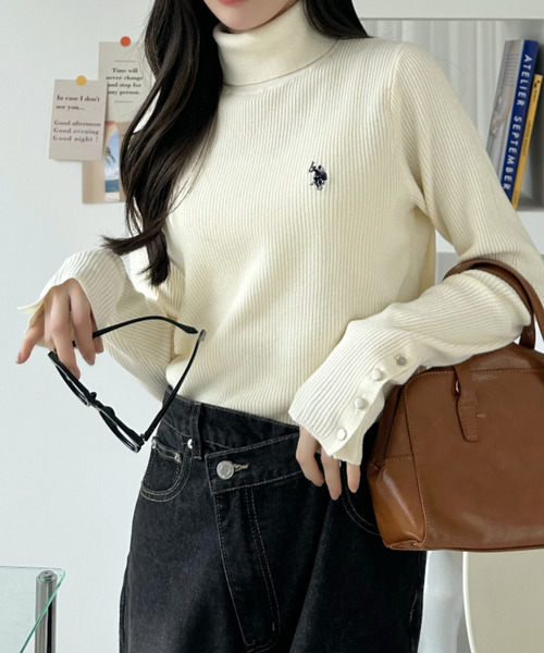 U.S. POLO ASSN.（ユーエスポロアッスン）の「【Ada.別注 U.S. POLO ASSN】袖金ボタン タートルネック リブ ニット（ニット/セーター・レディース・ブラック/レッド/アイボリー・M/S）」の15枚目の写真