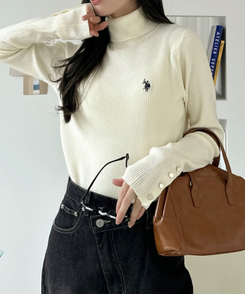 U.S. POLO ASSN.（ユーエスポロアッスン）の「【Ada.別注 U.S. POLO ASSN】袖金ボタン タートルネック リブ ニット（ニット/セーター・レディース・ブラック/レッド/アイボリー・M/S）」の16枚目の写真