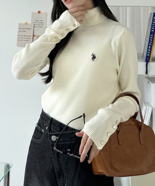 U.S. POLO ASSN.（ユーエスポロアッスン）の「【Ada.別注 U.S. POLO ASSN】袖金ボタン タートルネック リブ ニット（ニット/セーター・レディース・ブラック/レッド/アイボリー・M/S）」の17枚目の写真