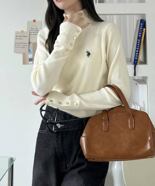 U.S. POLO ASSN.（ユーエスポロアッスン）の「【Ada.別注 U.S. POLO ASSN】袖金ボタン タートルネック リブ ニット（ニット/セーター・レディース・ブラック/レッド/アイボリー・M/S）」の18枚目の写真
