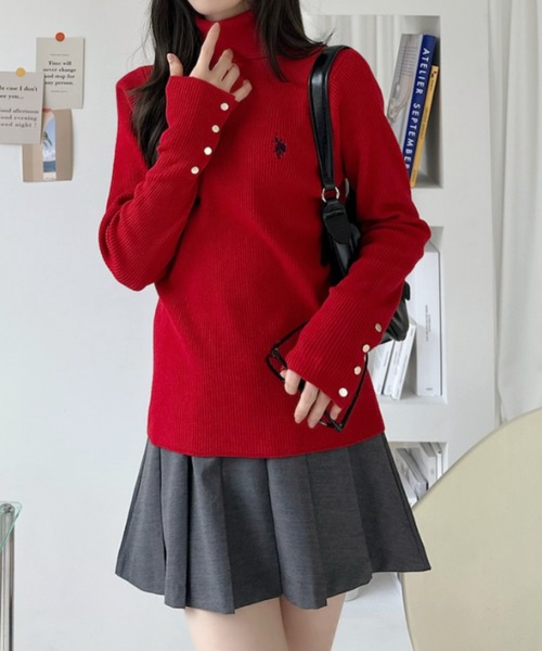 U.S. POLO ASSN.（ユーエスポロアッスン）の「【Ada.別注 U.S. POLO ASSN】袖金ボタン タートルネック リブ ニット（ニット/セーター・レディース・ブラック/レッド/アイボリー・M/S）」の4枚目の写真