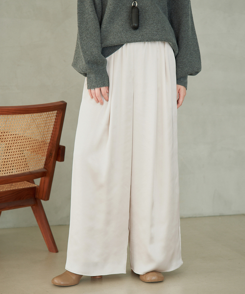SLOBE IENA(スローブイエナ)の「《WEB限定カラーあり/》サテンリラックスワイドパンツ(その他パンツ・レディース・アイボリー/ブラック/カーキ・36/38)」の2枚目の写真