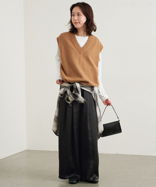 SLOBE IENA(スローブイエナ)の「《WEB限定カラーあり/》サテンリラックスワイドパンツ(その他パンツ・レディース・アイボリー/ブラック/カーキ・36/38)」の16枚目の写真