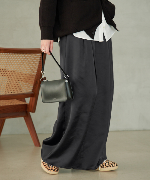 SLOBE IENA(スローブイエナ)の「《WEB限定カラーあり/》サテンリラックスワイドパンツ(その他パンツ・レディース・アイボリー/ブラック/カーキ・36/38)」の21枚目の写真