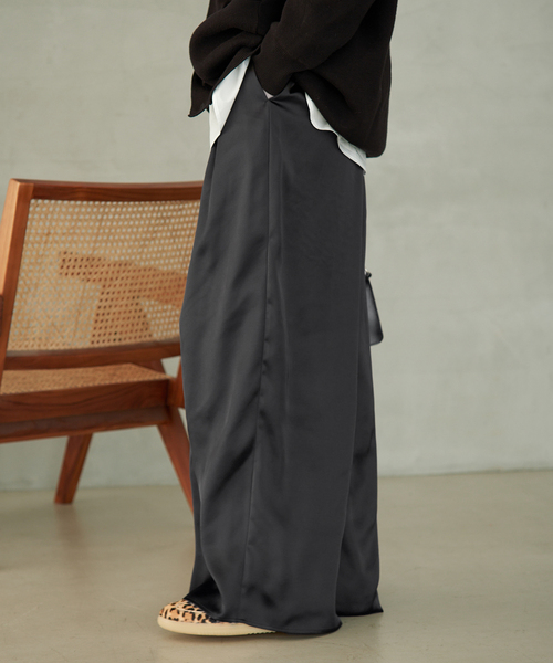 SLOBE IENA(スローブイエナ)の「《WEB限定カラーあり/》サテンリラックスワイドパンツ(その他パンツ・レディース・アイボリー/ブラック/カーキ・36/38)」の22枚目の写真