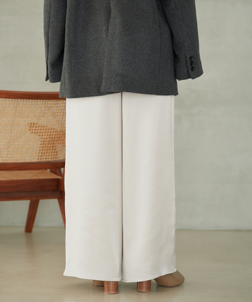 SLOBE IENA(スローブイエナ)の「《WEB限定カラーあり》サテンリラックスワイドパンツ(その他パンツ・レディース・アイボリー/ブラック/カーキ・36/38)」の15枚目の写真