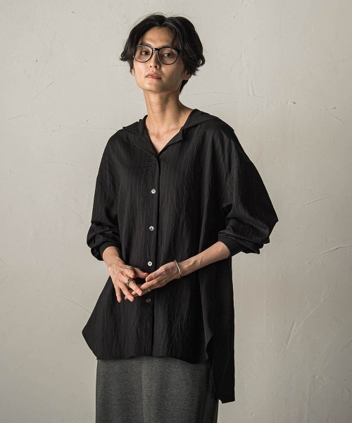 MAYSON GREY(メイソングレイ)の「ストライプドッキング袖リブフーディーシャツ(シャツ/ブラウス・レディース・ブラック系その他/ダークベージュ・M)」の1枚目の写真