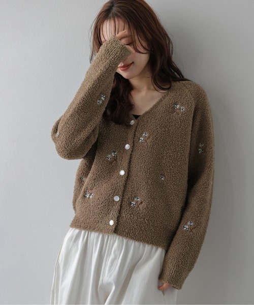 La-gemme(ラジェム)の「小花刺繍 ニットカーディガン/羽織り/大人かわいい(カーディガン/ボレロ・レディース・ブラック/オフホワイト/ブラウン・フリー)」の3枚目の写真