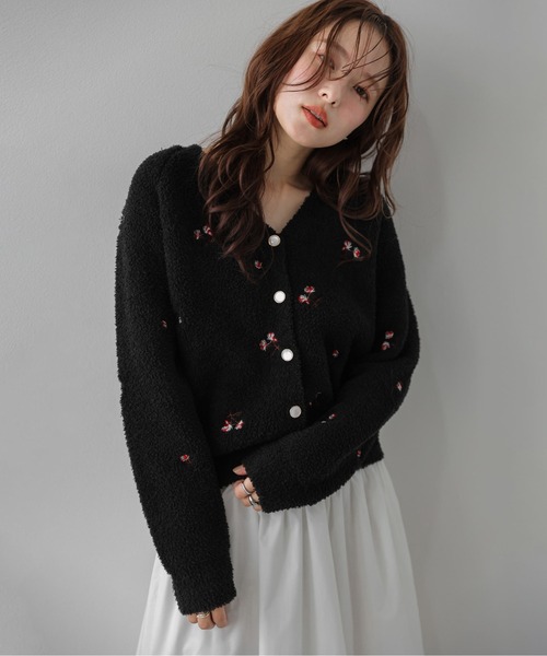 La-gemme(ラジェム)の「小花刺繍 ニットカーディガン/羽織り/大人かわいい(カーディガン/ボレロ・レディース・ブラック/オフホワイト/ブラウン・フリー)」の1枚目の写真