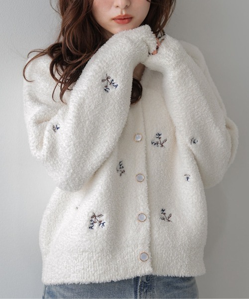 La-gemme(ラジェム)の「小花刺繍 ニットカーディガン/羽織り/大人かわいい(カーディガン/ボレロ・レディース・ブラック/オフホワイト/ブラウン・フリー)」の4枚目の写真