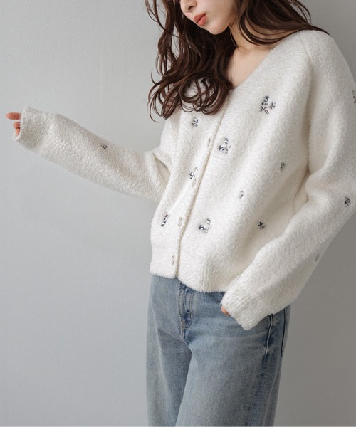 La-gemme(ラジェム)の「小花刺繍 ニットカーディガン/羽織り/大人かわいい(カーディガン/ボレロ・レディース・ブラック/オフホワイト/ブラウン・フリー)」の6枚目の写真