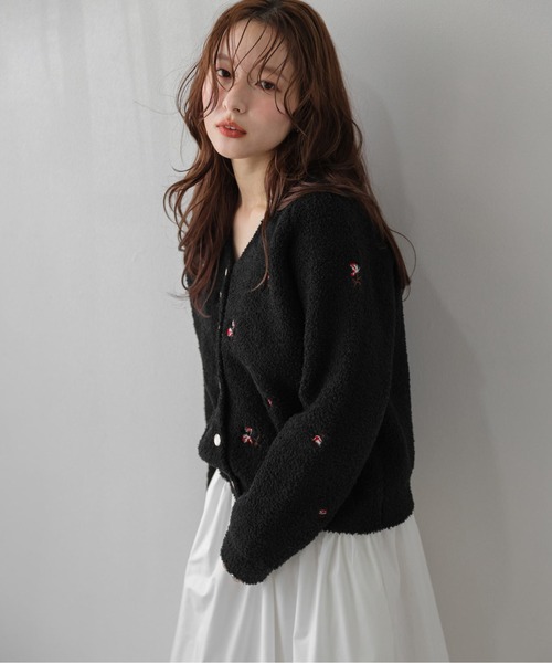 La-gemme(ラジェム)の「小花刺繍 ニットカーディガン/羽織り/大人かわいい(カーディガン/ボレロ・レディース・ブラック/オフホワイト/ブラウン・フリー)」の13枚目の写真