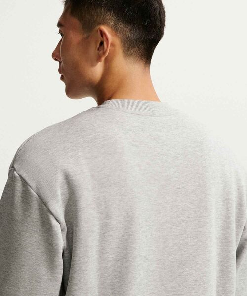 NIKE(ナイキ)の「ナイキ ソロ フリース メンズ クルーネック スウェットシャツ / Nike Solo Fleece Men's Crew-Neck Sweatshirt IX1937-063 Dark Grey Heather(スウェット・メンズ・グレー系その他・XL/S/M/L/2XL)」の2枚目の写真