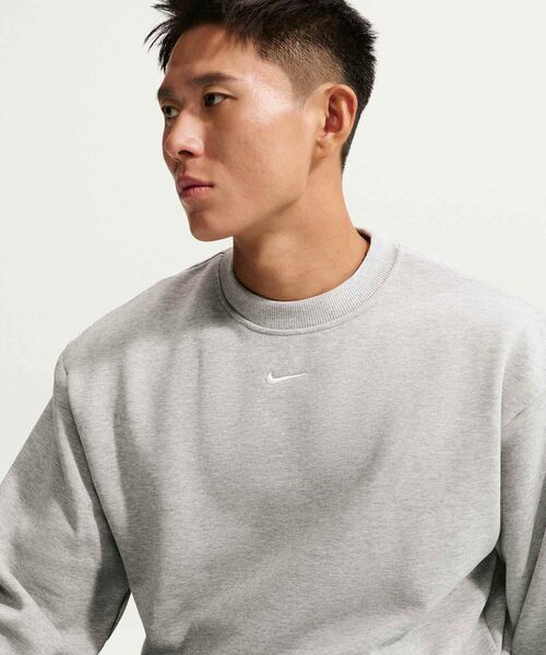 NIKE(ナイキ)の「ナイキ ソロ フリース メンズ クルーネック スウェットシャツ / Nike Solo Fleece Men's Crew-Neck Sweatshirt IX1937-063 Dark Grey Heather(スウェット・メンズ・グレー系その他・XL/S/M/L/2XL)」の3枚目の写真