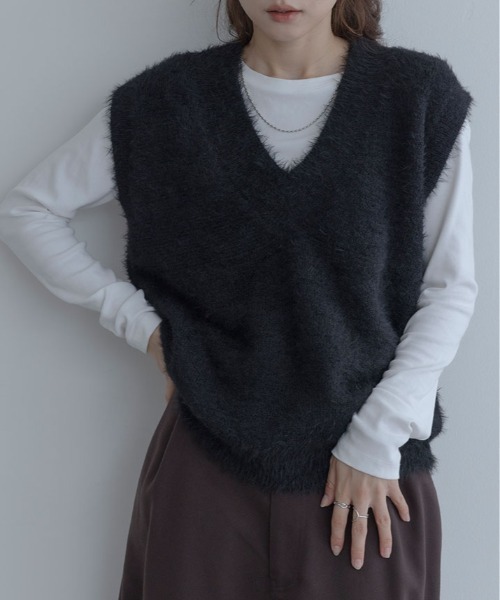 maviru(マヴィル)の「深Vネック シャギー ニット ベスト(ニット/セーター・レディース・グレー/ベージュ/ブラック/オフホワイト/ブラウン系その他・FREE)」の1枚目の写真