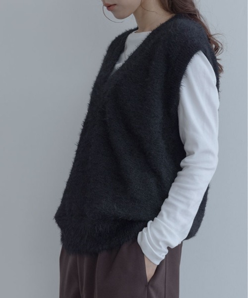 maviru(マヴィル)の「深Vネック シャギー ニット ベスト(ニット/セーター・レディース・グレー/ベージュ/ブラック/オフホワイト/ブラウン系その他・FREE)」の13枚目の写真