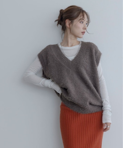 maviru(マヴィル)の「深Vネック シャギー ニット ベスト(ニット/セーター・レディース・グレー/ベージュ/ブラック/オフホワイト/ブラウン系その他・FREE)」の10枚目の写真