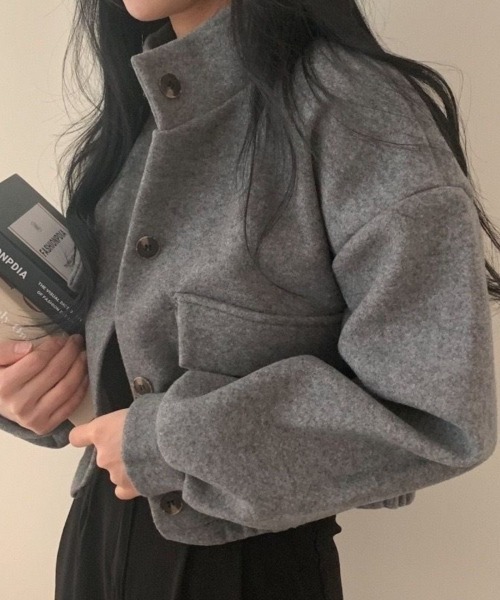 Beststore(ベストストア)の「【洗練された大人の着こなし】 ショート丈ジャケット ブルゾン スタンドカラー フロントボタン 春秋冬(ブルゾン・レディース・カーキ/アイボリー/ダークグレー/ブラック・FREE)」の3枚目の写真