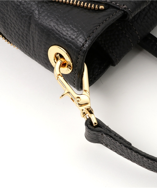 BURBERRY BLUE LABEL グレインレザー フラップショルダーバッグ