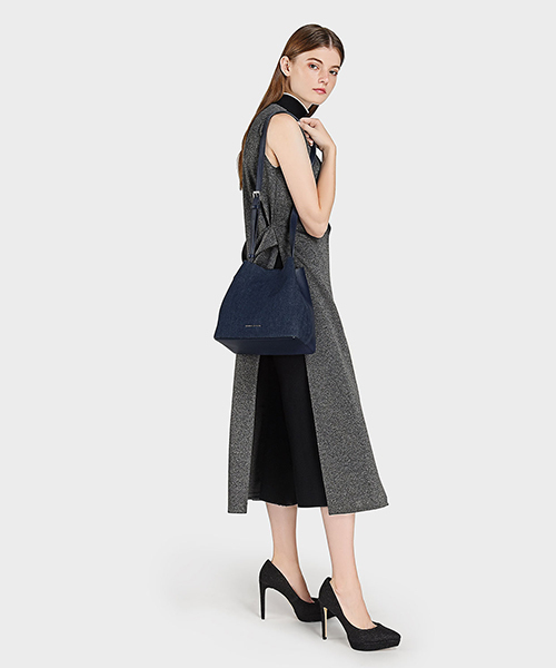 CHARLES & KEITH(チャールズ & キース)の「ポインテッドプラットフォームパンプス / POINTED PLATFORM PUMPS(パンプス・レディース・ブラック/アイボリー・23.5cm/23cm/25.5cm/25cm/24.5cm/22.5cm)」の11枚目の写真